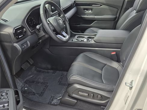 Certified 2025 Honda Pilot Touring image 10
