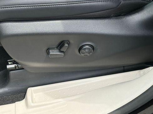 Used 2024 Chrysler Pacifica Touring-L image 27