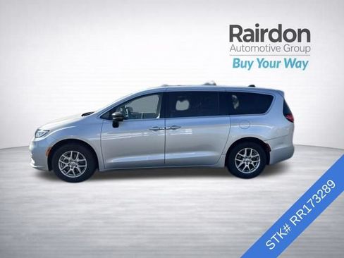 Used 2024 Chrysler Pacifica Touring-L FWD image 4