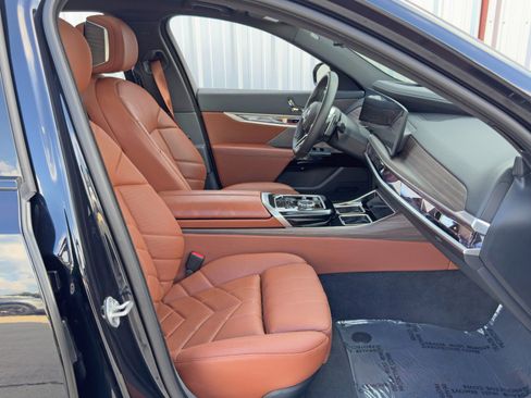 Used 2023 BMW 760i xDrive image 18