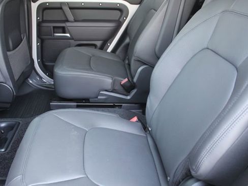 New 2026 Land Rover Defender 130 X-Dynamic SE image 4