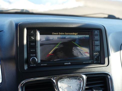 Used 2016 Chrysler Town & Country Limited image 33