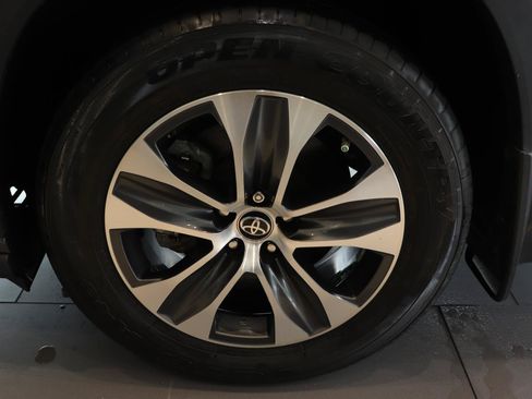 Used 2023 Toyota Highlander XLE FWD image 35