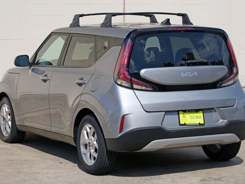 Used 2023 Kia Soul LX w/ LX Technology Package FWD image 41