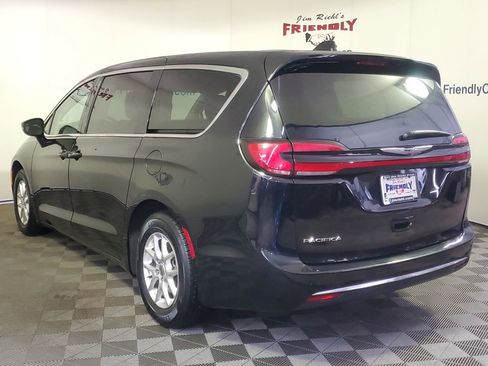 Used 2024 Chrysler Pacifica Touring-L image 4