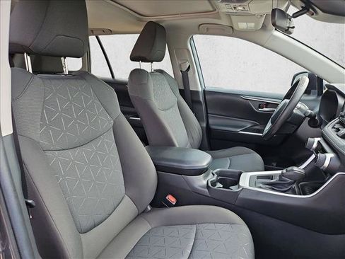 Used 2021 Toyota RAV4 XLE w/ Convenience Package FWD image 22