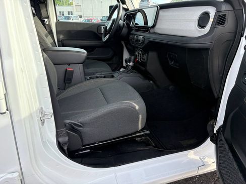 Used 2025 Jeep Wrangler Unlimited Sahara AWD/4WD image 10