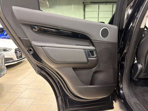 Used 2018 Land Rover Discovery SE image 36