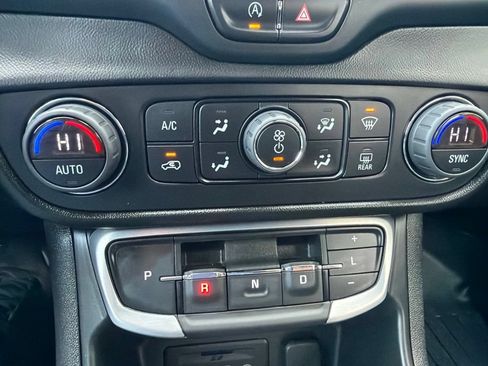 Used 2022 GMC Terrain SLT AWD/4WD image 18
