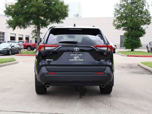 Used 2023 Toyota RAV4 XLE Premium FWD image 5