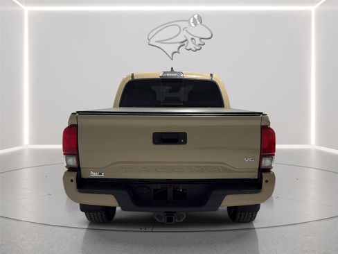 Used 2018 Toyota Tacoma TRD Off-Road w/ Technology Package AWD/4WD image 4