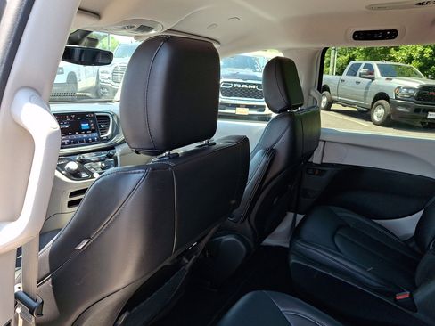 Used 2024 Chrysler Pacifica Limited FWD image 20