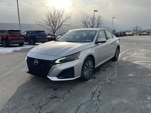 Used 2024 Nissan Altima 2.5 SV w/ SV Premium Package image 4