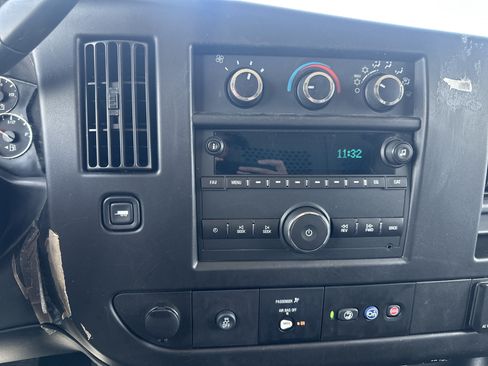 Used 2019 Chevrolet Express 3500 w/ Driver Convenience Package RWD image 16