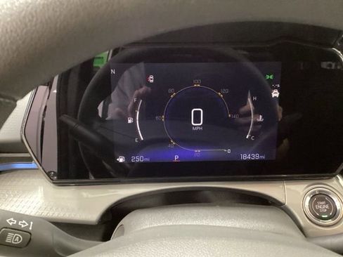 Used 2025 Chevrolet Trax LT FWD image 7