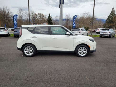 Used 2024 Kia Soul LX w/ Option Group 015 image 4