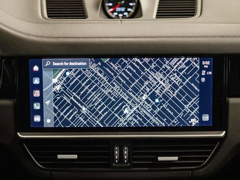 Used 2022 Porsche Cayenne Turbo image 16