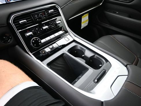 New 2025 Nissan Armada SL w/ Captain's Chari Seat Package image 20