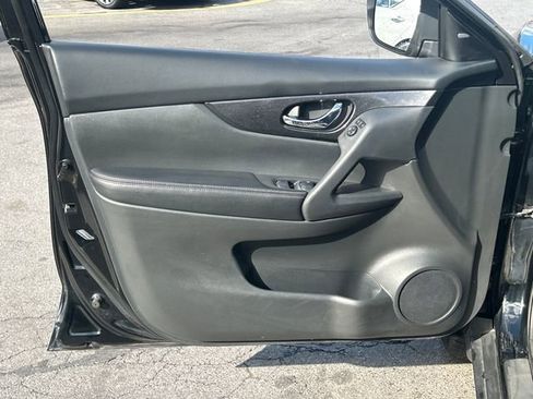 Used 2018 Nissan Rogue SV image 11