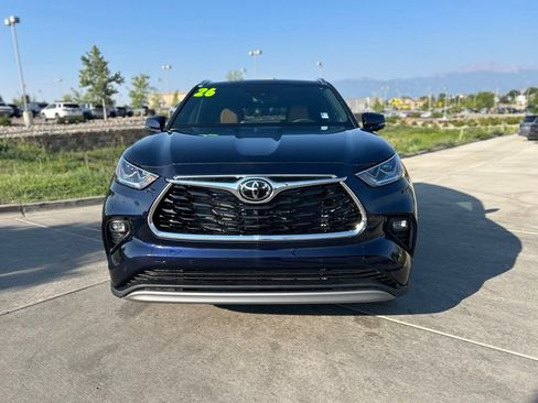 Used 2026 Toyota Highlander Platinum AWD/4WD image 2