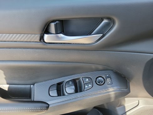 Used 2024 Nissan Altima 2.5 SV image 7