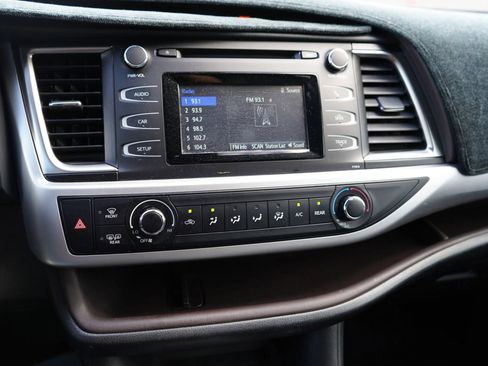 Used 2019 Toyota Highlander FWD V6 image 11