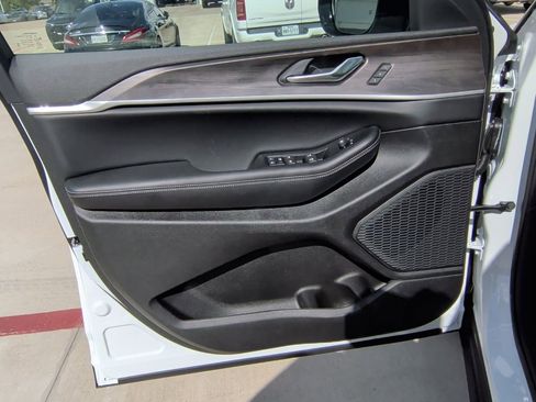 New 2025 Jeep Grand Cherokee L Limited image 11