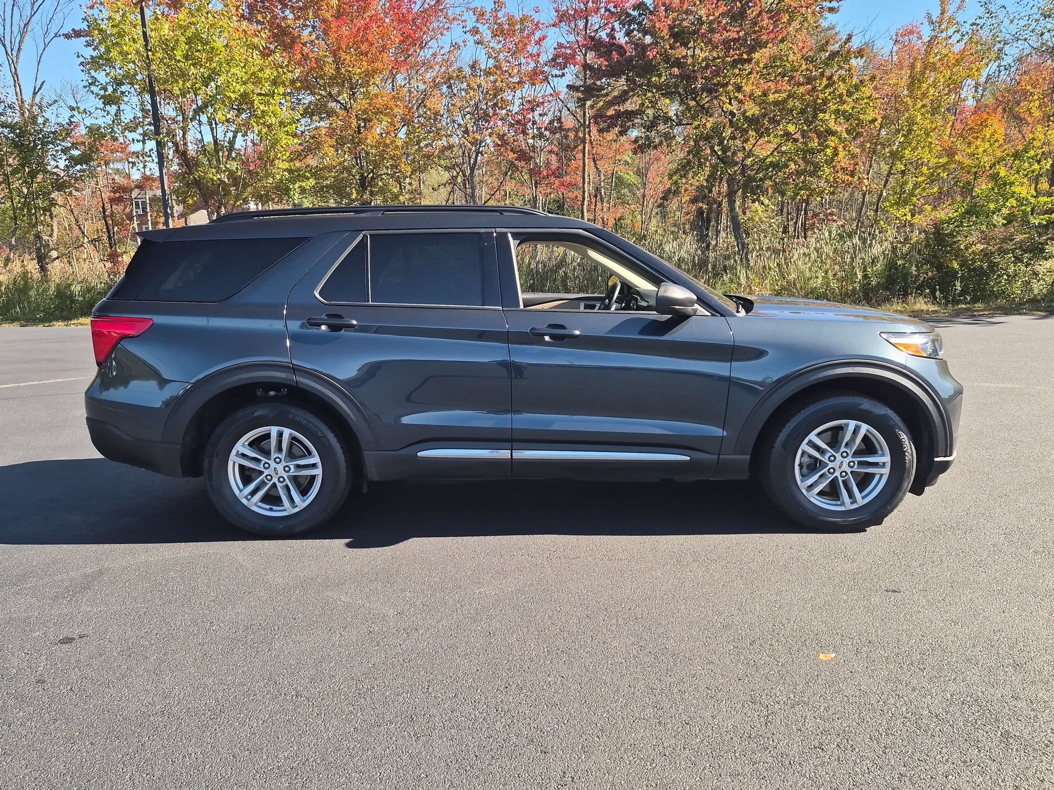 Used 2023 Ford Explorer XLT w/ Equipment Group 202A AWD/4WD image 2