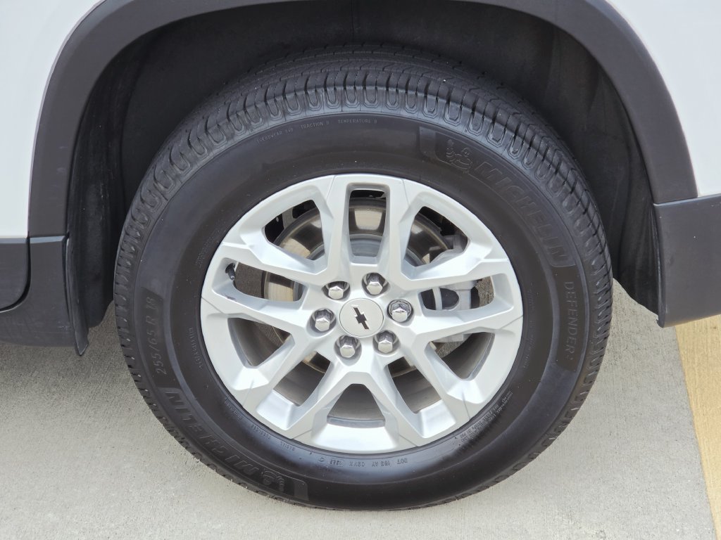Used 2023 Chevrolet Traverse LS FWD image 8