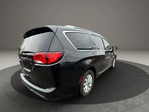 Used 2019 Chrysler Pacifica Touring-L image 5