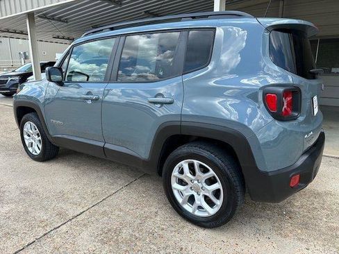 Used 2018 Jeep Renegade Latitude w/ Cold Weather Group AWD/4WD image 5