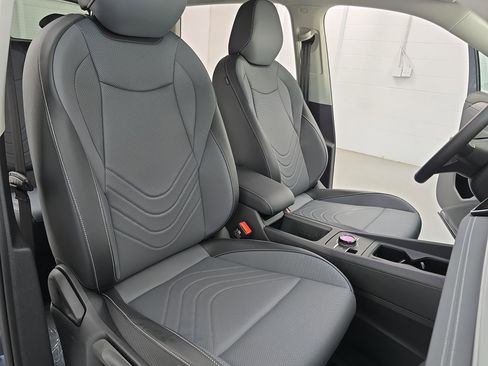 New 2026 Volkswagen Tiguan SE FWD image 10