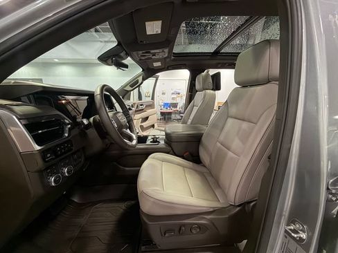 Used 2025 GMC Yukon Elevation w/ Elevation Premium Package AWD/4WD image 9