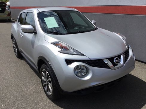Used 2017 Nissan Juke SV image 2