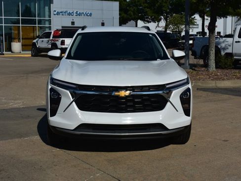 Used 2025 Chevrolet Trax LT w/ LT Convenience Package FWD image 2