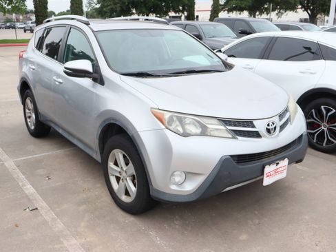 Used 2014 Toyota RAV4 XLE FWD image 2