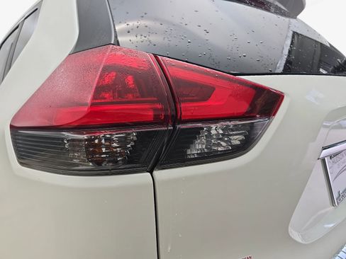 Used 2019 Nissan Rogue SV w/ Premium Package AWD/4WD image 32