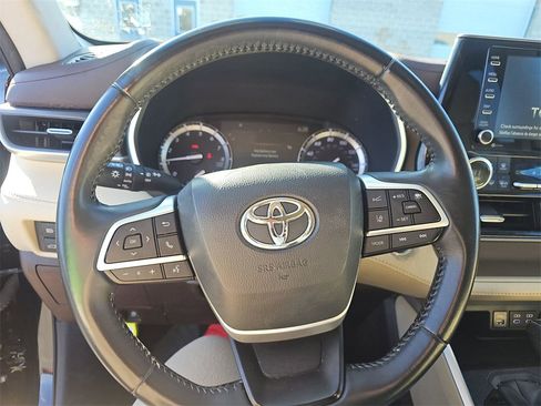 Used 2022 Toyota Highlander XLE image 17