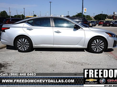 Used 2024 Nissan Altima 2.5 SV FWD image 6