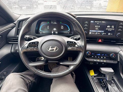 Used 2025 Hyundai Elantra Sport image 12