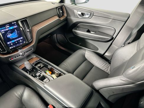 Used 2023 Volvo XC60 B5 Plus image 23