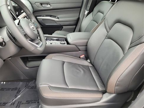 New 2025 Nissan Pathfinder SL image 7