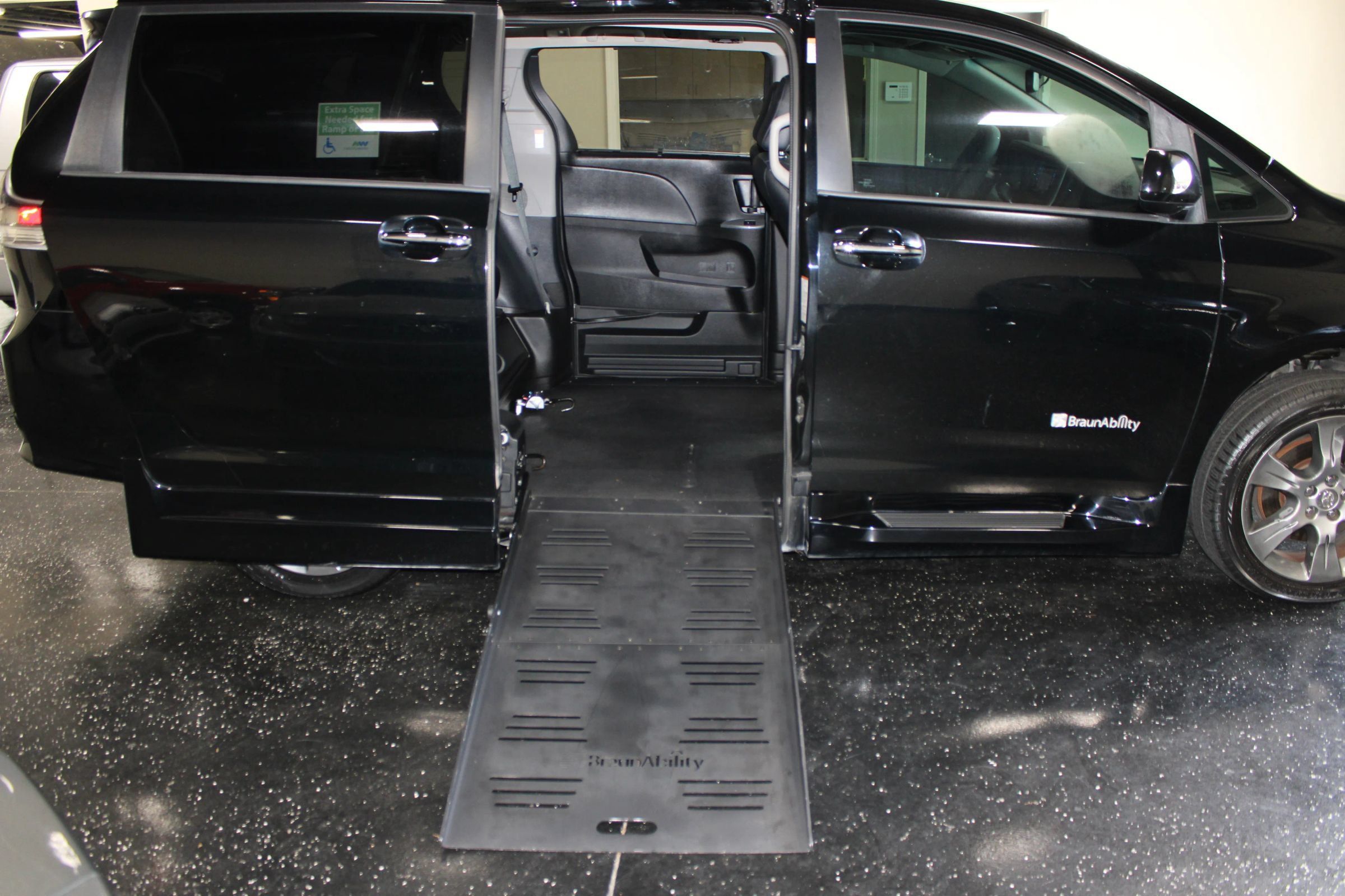 Used 2015 Toyota Sienna SE w/ SE Preferred Package FWD image 44