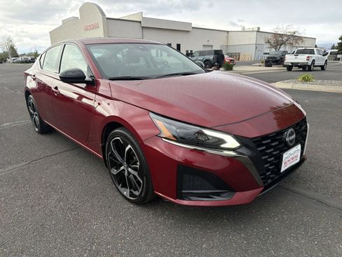 Used 2025 Nissan Altima 2.5 SR w/ SR Premium Package AWD/4WD image 3
