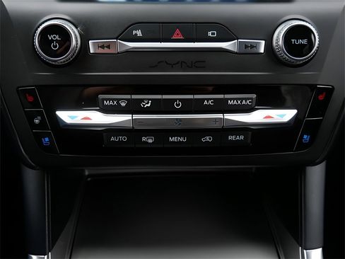 Used 2020 Ford Explorer Platinum w/ Premium Technology Package image 23