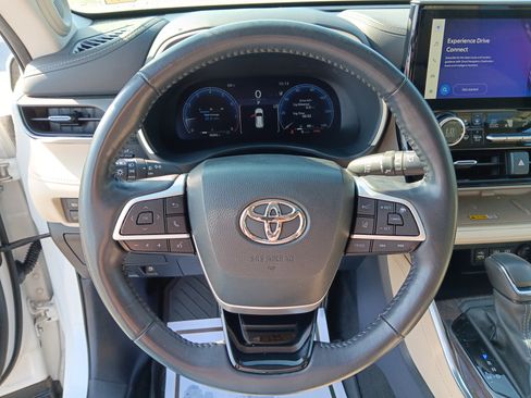 Used 2023 Toyota Highlander Limited FWD image 14