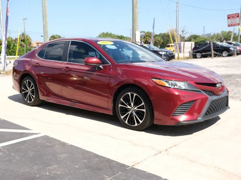 Used 2018 Toyota Camry SE FWD image 3