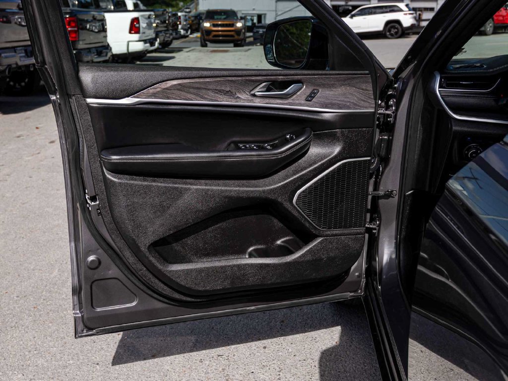 Used 2025 Jeep Grand Cherokee Limited 4xe AWD/4WD image 11