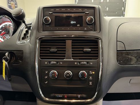 Used 2016 Dodge Grand Caravan American Value Package image 32