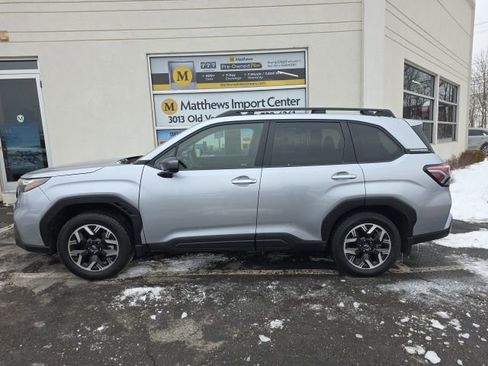Used 2025 Subaru Forester Premium image 2